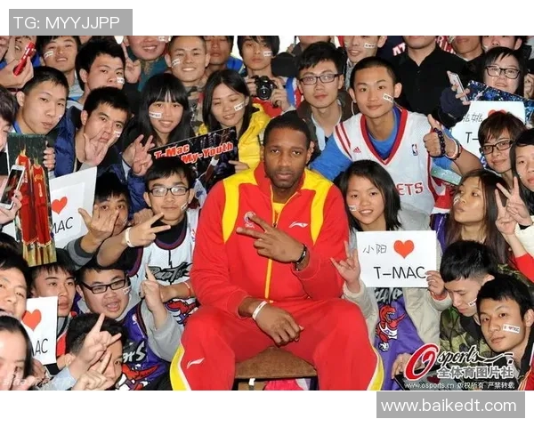 足球明星与粉丝亲密合影瞬间展现人气魅力与温暖互动 足球明星与粉丝亲密合影瞬间展现人气魅力与温暖互动