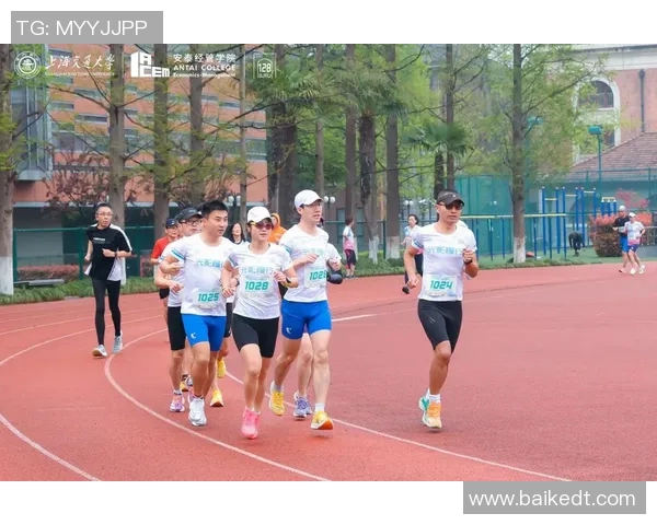 足球明星独特跑步姿势大揭秘让你领略运动之美与风采 足球明星独特跑步姿势大揭秘让你领略运动之美与风采