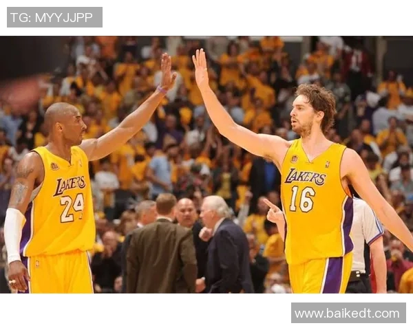 足球明星跨界挑战NBA赛场展现运动员多才多艺的魅力与激情