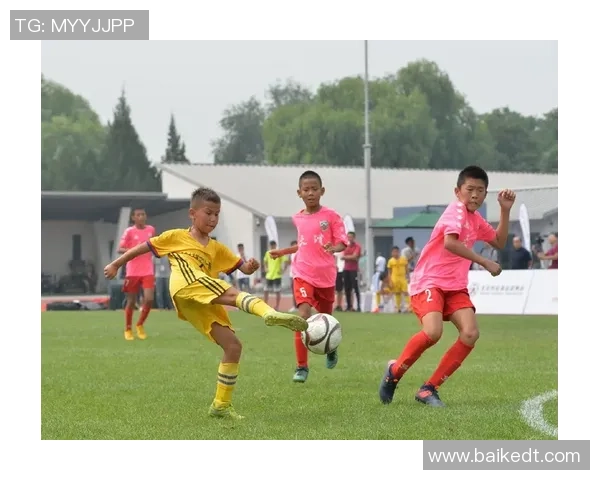 新疆发货的足球明星挂画让您的家居更添运动气息与活力